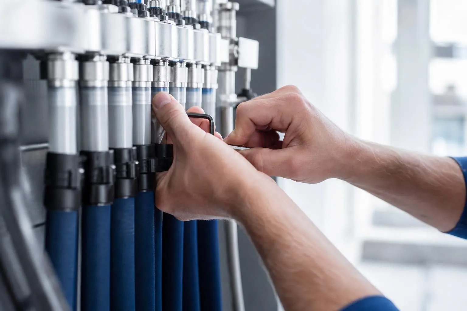 Handwerker von Novar bei präziser Arbeit